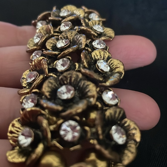 🖤Gold Tone Pansy Rhinestone Stretch Bracelet. - Picture 8 of 8